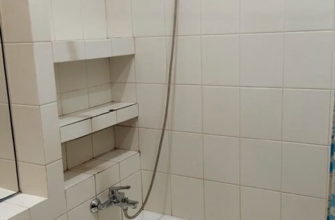 Modern bathroom in apartment for sale in Kyiv, Shevchenkivskyi district, Yevhena Chykalenka Street 12, renovated pre-revolutionary building