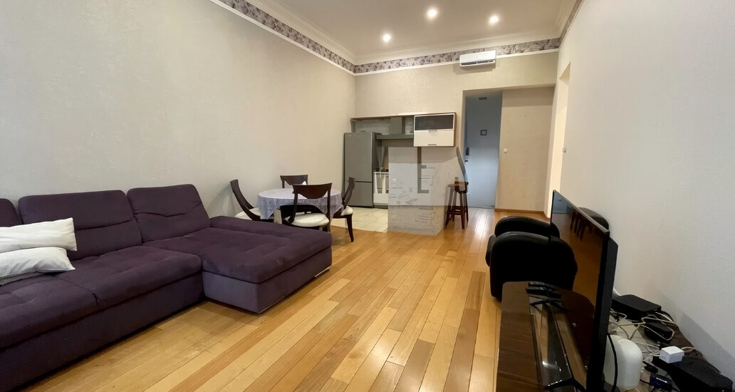 Elegant living room in apartment for sale in Kyiv, Pecherskyi district, Arkhitektora Horodetskoho St., 9 with historical interiors