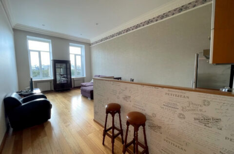 Elegant living room in apartment for sale in Kyiv, Pecherskyi district, Arkhitektora Horodetskoho St., 9 with historical interiors