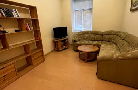 Elegant living room in apartment for sale in Kyiv, Shevchenkivskyi district, Yevhena Chykalenka Street 12, pre-revolutionary historical building