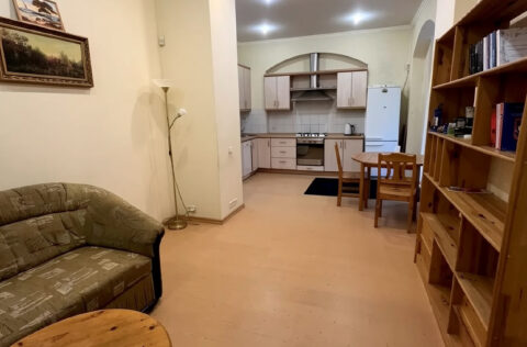 Elegant living room in apartment for sale in Kyiv, Shevchenkivskyi district, Yevhena Chykalenka Street 12, pre-revolutionary historical building