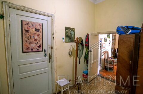 Corridor in apartment for sale in Kyiv, 7-B Reitarska St., Shevchenko district, spacious interior with high ceilings 3.65m