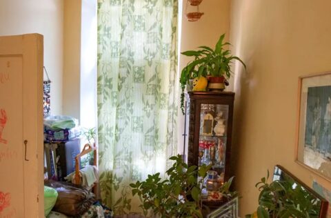 Corridor in apartment for sale in Kyiv, 7-B Reitarska St., Shevchenko district, spacious interior with high ceilings 3.65m