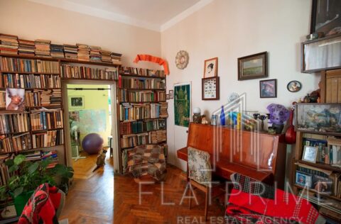 Living room in apartment for sale in Kyiv, 7-B Reitarska St., Shevchenko district, bright space with redevelopment potential