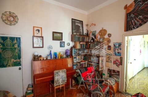 Living room in apartment for sale in Kyiv, 7-B Reitarska St., Shevchenko district, bright space with redevelopment potential