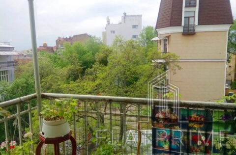 Open balcony in apartment for sale in Kyiv, 7-B Reitarska St., Shevchenko district, view of green courtyard and Golden Gate monument