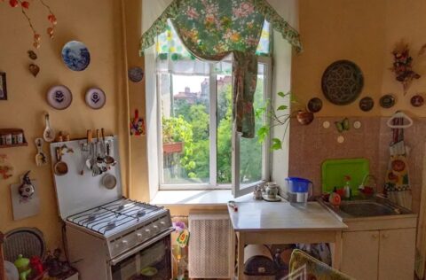 Kitchen in apartment for sale in Kyiv, 7-B Reitarska St., Shevchenko district, gas kitchen with potential for open-plan layout