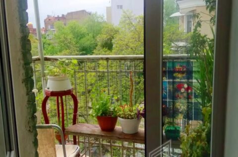 Open balcony in apartment for sale in Kyiv, 7-B Reitarska St., Shevchenko district, view of green courtyard and Golden Gate monument