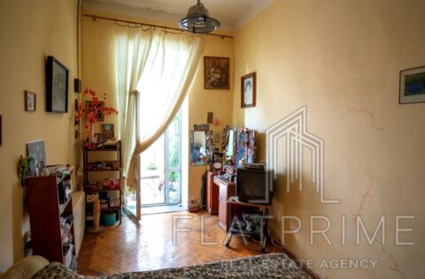 Bedroom in apartment for sale in Kyiv, 7-B Reitarska St., Shevchenko district, quiet room in historical building Kyiv