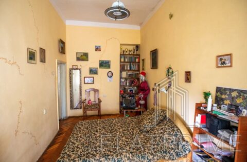 Bedroom in apartment for sale in Kyiv, 7-B Reitarska St., Shevchenko district, quiet room in historical building Kyiv