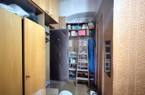 Corridor in apartment for sale in Kyiv, Bohdana Khmelnytskoho St 50, Shevchenko district, classic pre-revolutionary layout