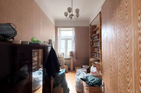 Bedroom in apartment for sale in Kyiv, Bohdana Khmelnytskoho St 50, Shevchenko district, spacious layout in historical building