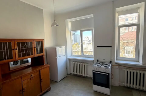separate kitchen with gas stove in apartment for sale in Kyiv, Pyrohova St 2, Shevchenkivskyi district
