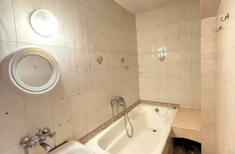 bathroom with shower and bathtub in apartment for sale in Kyiv, Pyrohova St 2, Shevchenkivskyi district