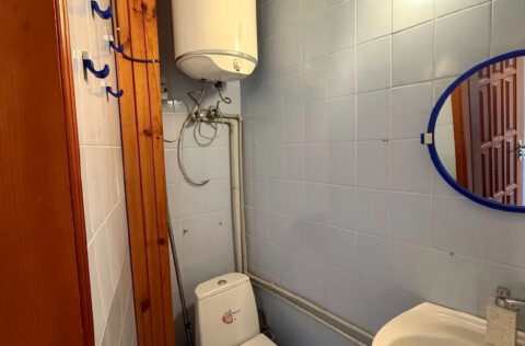 bathroom with shower and bathtub in apartment for sale in Kyiv, Pyrohova St 2, Shevchenkivskyi district