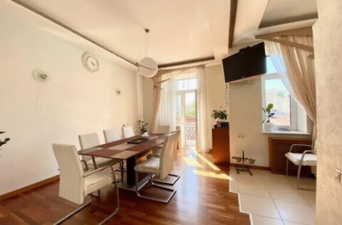 Kitchen in apartment for sale in Kyiv, Yaroslaviv Val 13, spacious kitchen-dining area with modern appliances