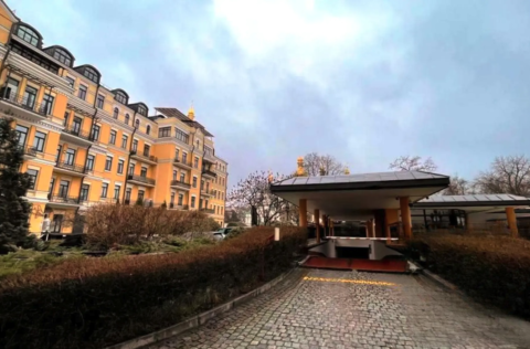 underground parking entrance for apartment for sale in Kyiv, Volodymyrska St 20/1-A Shevchenkivskyi district, secure premium complex;