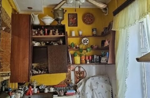 Compact kitchen 6.7 sqm in apartment for sale in Kyiv Pyrohova St 5 with gas connection