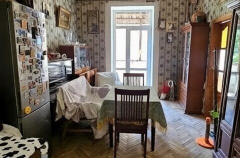 Spacious living room with balcony access apartment for sale in Kyiv Pyrohova St 5