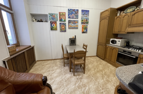 Kitchen in apartment for sale in Kyiv, Shevchenkivskyi district, Velyka Zhytomyrska St., 8a with built-in furniture and appliances