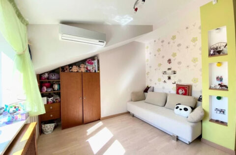 Children’s bedroom in apartment for sale in Kyiv, 13 Yaroslaviv Val St., bright room in historical building Kyiv