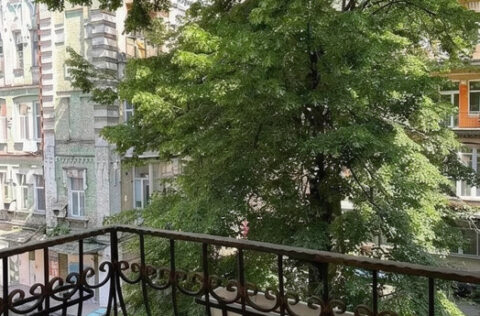 Quiet courtyard-view balcony in historic Kyiv apartment for sale in Kyiv, Sichovykh Striltsiv 10 Lvivska Square