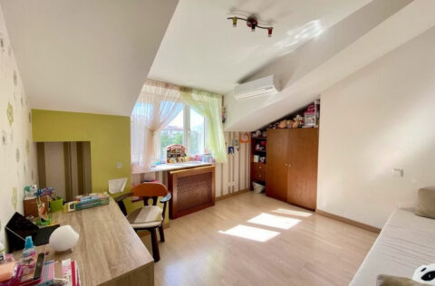 Children’s bedroom in apartment for sale in Kyiv, 13 Yaroslaviv Val St., bright room in historical building Kyiv