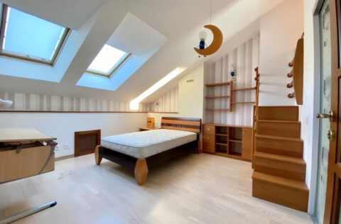 Children’s bedroom in apartment for sale in Kyiv, 13 Yaroslaviv Val St., bright room in historical building Kyiv