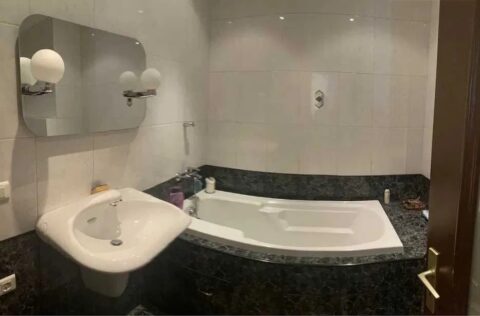 Modern bathroom in apartment for sale in Kyiv, Yevhena Chykalenka St., 25 with premium finishes and two bathrooms layout