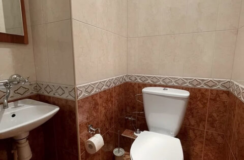 Bathroom in apartment for sale in Kyiv, Shevchenkivskyi district, Velyka Zhytomyrska St., 8a with tiled finish