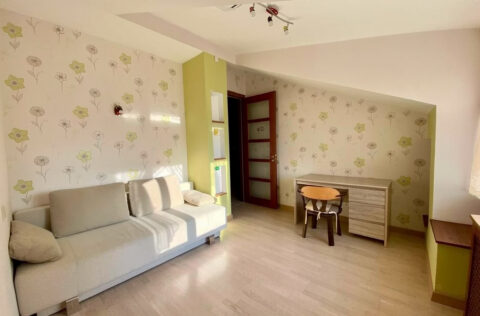 Children’s bedroom in apartment for sale in Kyiv, 13 Yaroslaviv Val St., bright room in historical building Kyiv