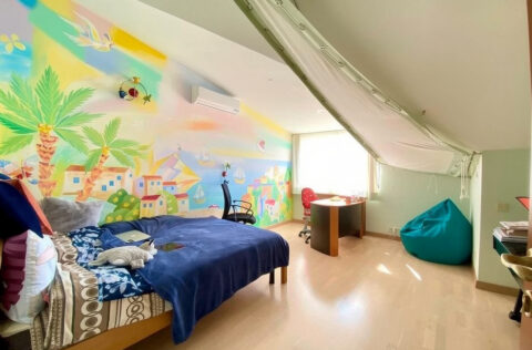 Children’s bedroom in apartment for sale in Kyiv, 13 Yaroslaviv Val St., bright room in historical building Kyiv