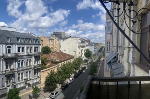 Balcony in apartment for sale in Kyiv, Yevhena Chykalenka St., 25 overlooking historic Shevchenkivskyi district street
