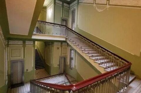 marble staircase entrance in pre-revolutionary apartment for sale in Kyiv, Skoropadskoho 11, Shevchenkivskyi district