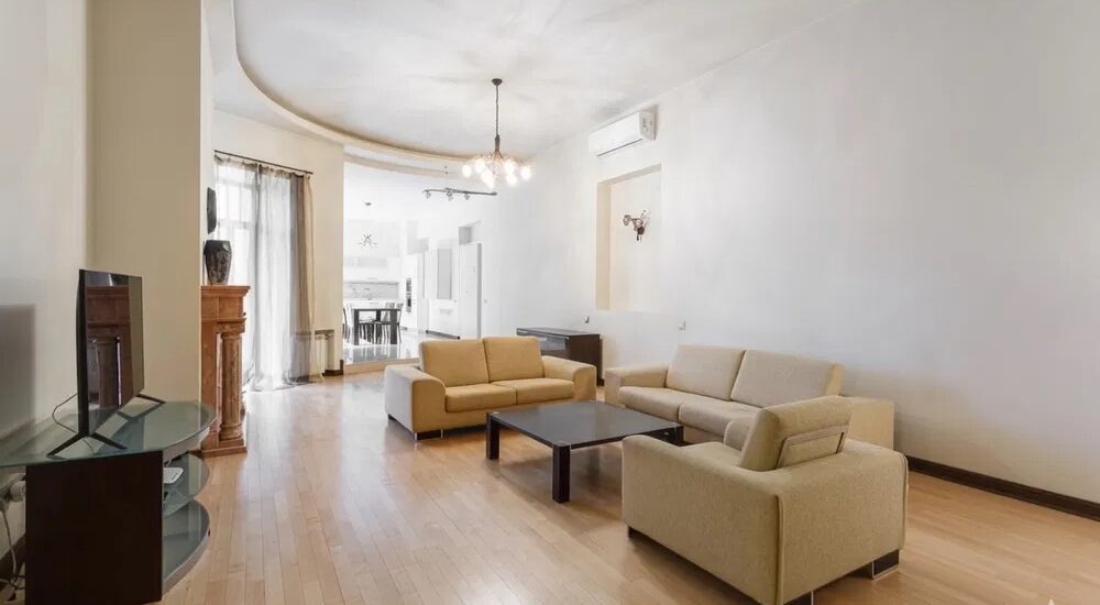 Spacious living room in apartment for sale in Kyiv, Golosiivskyi district, Pankivska St 8/1 with elegant interior design