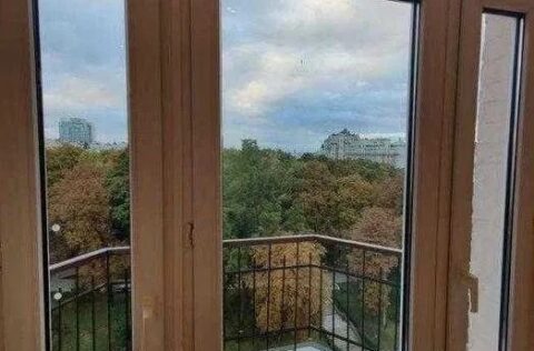 balcony with panoramic park view in apartment for sale in Kyiv, Skoropadskoho 11 near Shevchenko Park