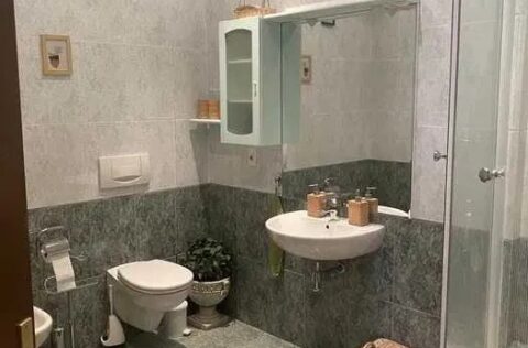 Modern bathroom in apartment for sale in Kyiv, Yevhena Chykalenka St., 25 with premium finishes and two bathrooms layout