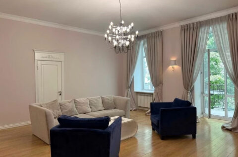 Spacious living room with 3.5m ceilings, author renovation, Kyiv apartment for sale in Kyiv, Sichovykh Striltsiv 10 Lvivska Square