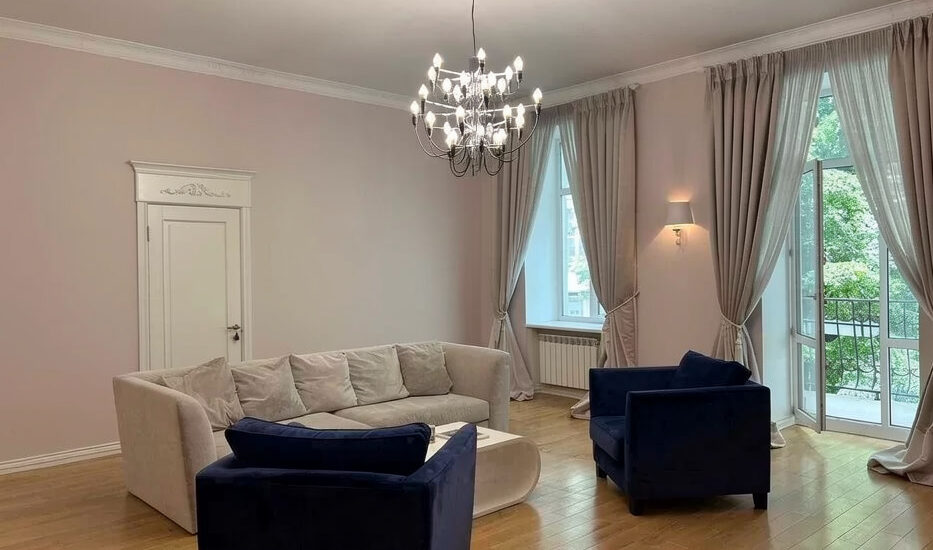 Spacious living room with 3.5m ceilings, author renovation, Kyiv apartment for sale in Kyiv, Sichovykh Striltsiv 10 Lvivska Square
