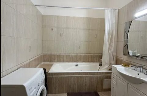 bathroom with bathtub in apartment for sale in Kyiv, Sichovykh Striltsiv St 10, historical building