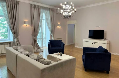 Spacious living room with 3.5m ceilings, author renovation, Kyiv apartment for sale in Kyiv, Sichovykh Striltsiv 10 Lvivska Square