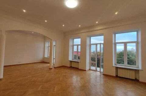spacious living room in apartment for sale in Kyiv, Skoropadskoho 11, Shevchenkivskyi district historic centre