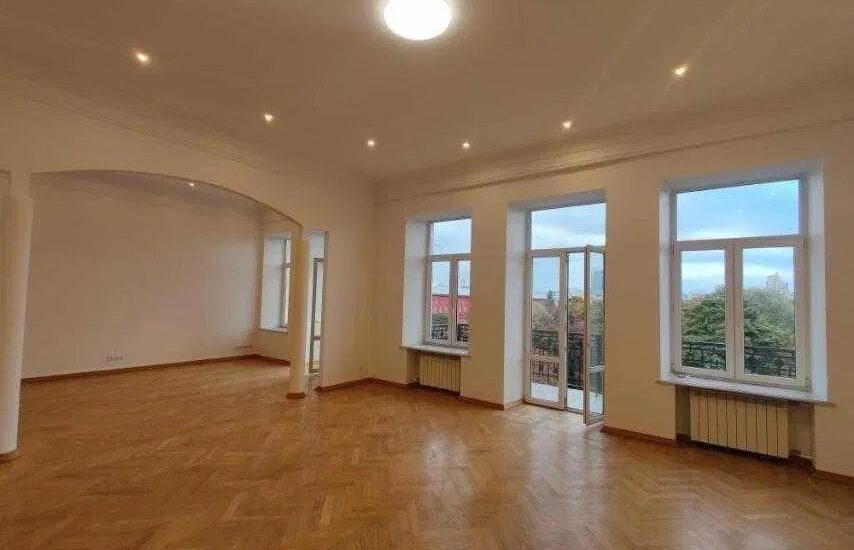 spacious living room in apartment for sale in Kyiv, Skoropadskoho 11, Shevchenkivskyi district historic centre