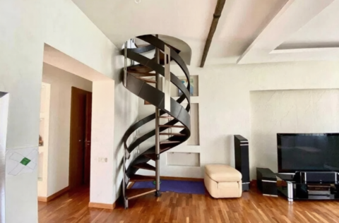 Internal staircase in duplex apartment for sale in Kyiv, Yaroslaviv Val 13, connecting two levels in historical building