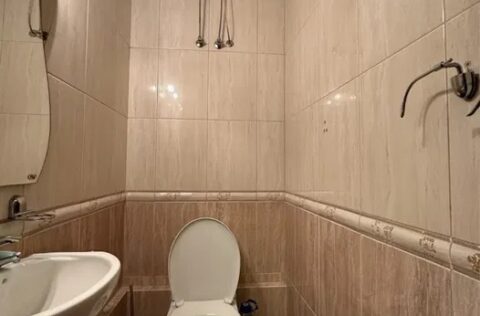 bathroom with bathtub in apartment for sale in Kyiv, Sichovykh Striltsiv St 10, historical building