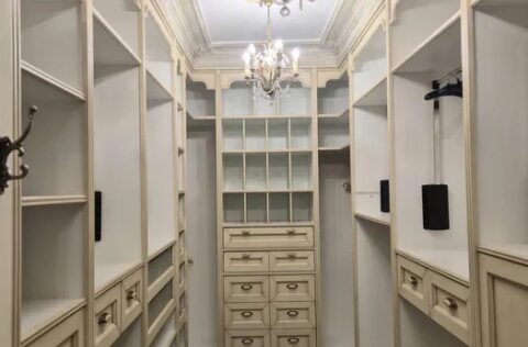 Walk-in wardrobe in apartment for sale in Kyiv, Olesia Honchara St, 35, Shevchenkivskyi district