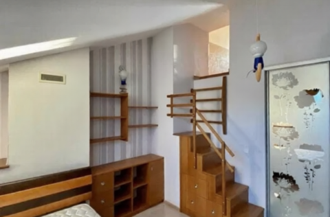 Children’s bedroom in apartment for sale in Kyiv, 13 Yaroslaviv Val St., bright room in historical building Kyiv