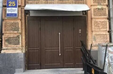 Prestigious entrance hall of historic building in Kyiv, Yevhena Chykalenka St., 25 with secure access and classic architecture