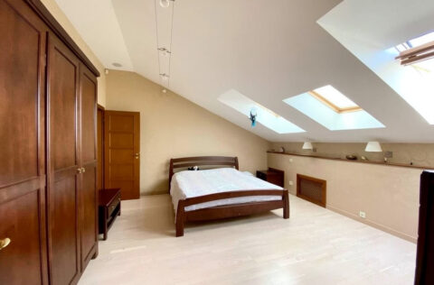 Master bedroom in apartment for sale in Kyiv, Yaroslaviv Val 13, Shevchenko district, with en-suite bathroom in historical building