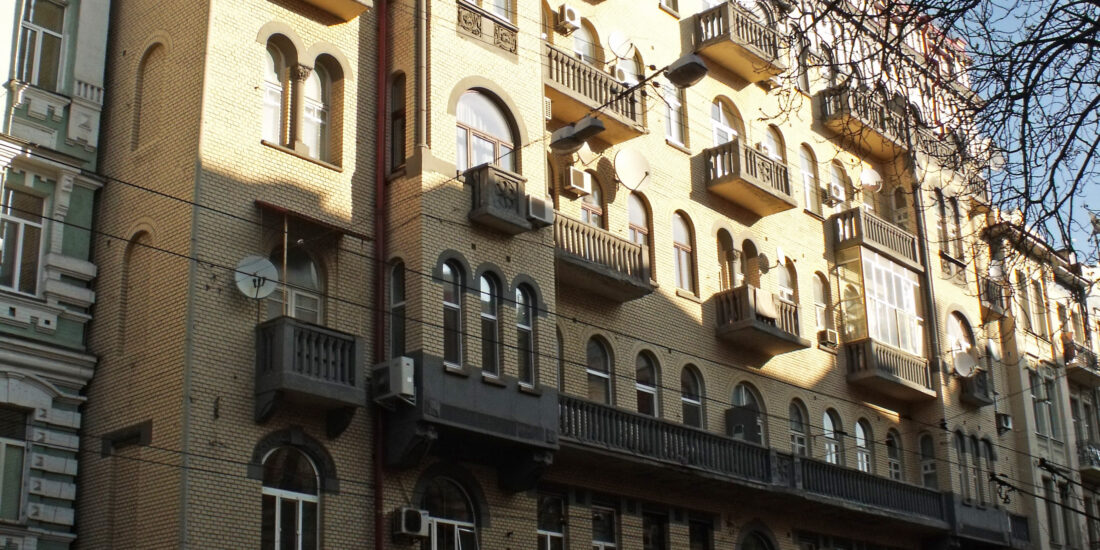 Facade of historical building apartment for sale in Kyiv, Velyka Zhytomyrska St., 8a Shevchenkivskyi district